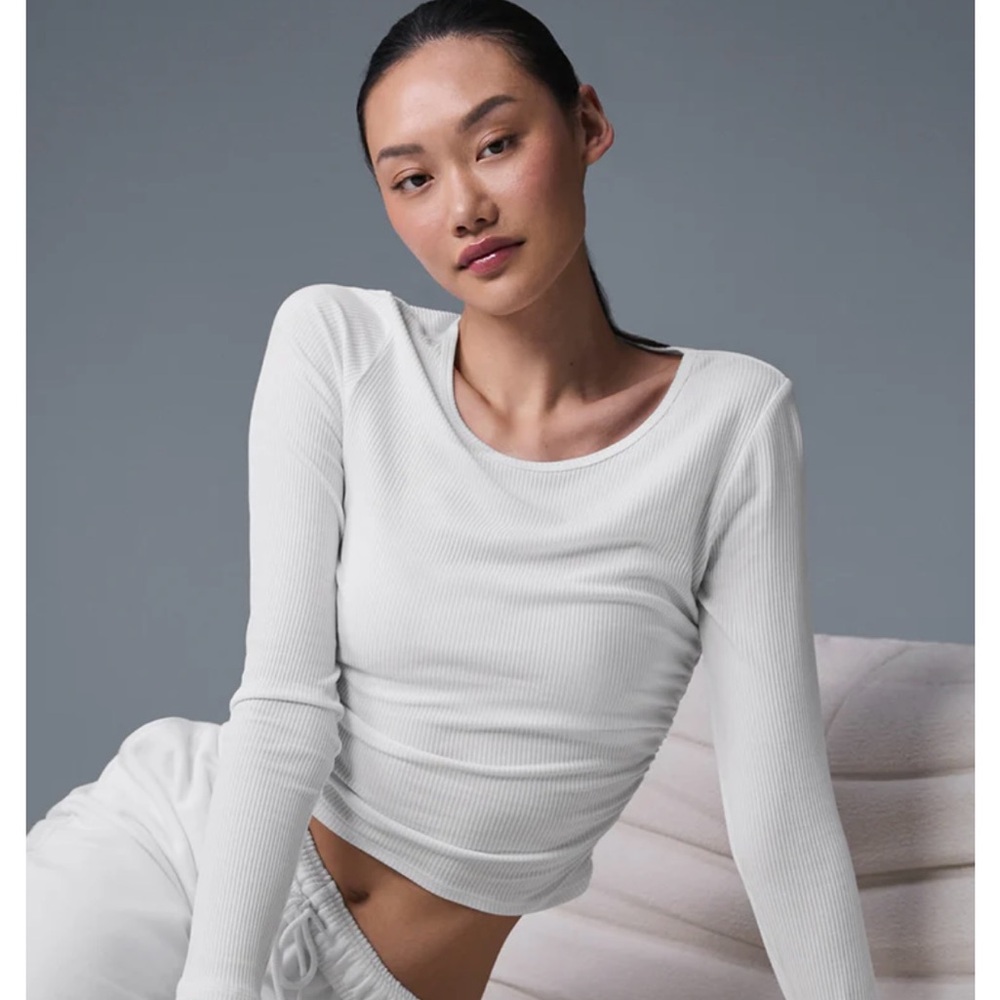 Alo White Ribbed Long Ruched Sleeve Top